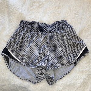 Lululemon hotty hot low rise lined short 2.5”, size 2